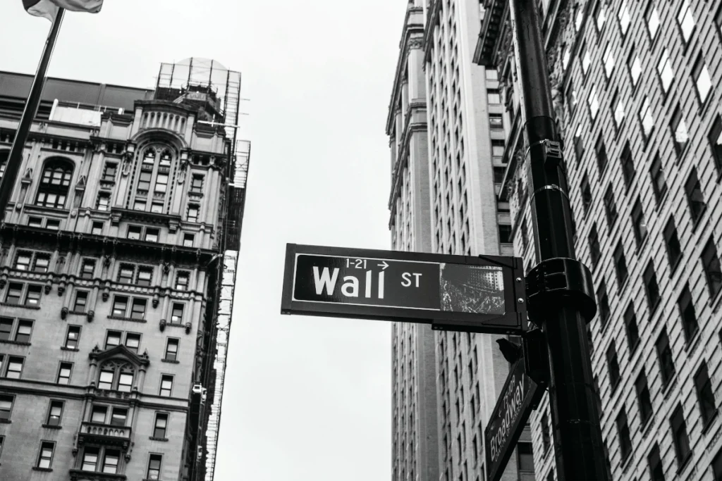 Wall Street sign (1–21) in New York City with skyscrapers in the background