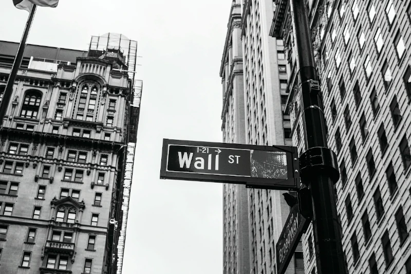 Wall Street sign (1–21) in New York City with skyscrapers in the background