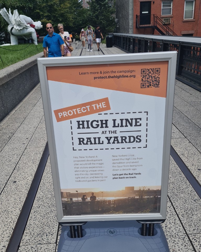 Cartel informativo en The High Line en Nueva York, en la sección Rail Yards, sobre el cuidado de la zona y la conversión de las vías ferroviarias en una línea verde.