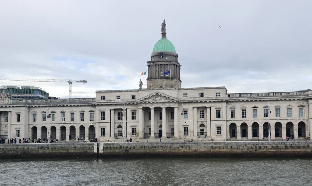 Vista de la Casa de Aduanas de Dublín desde la orilla opuesta del río Liffey