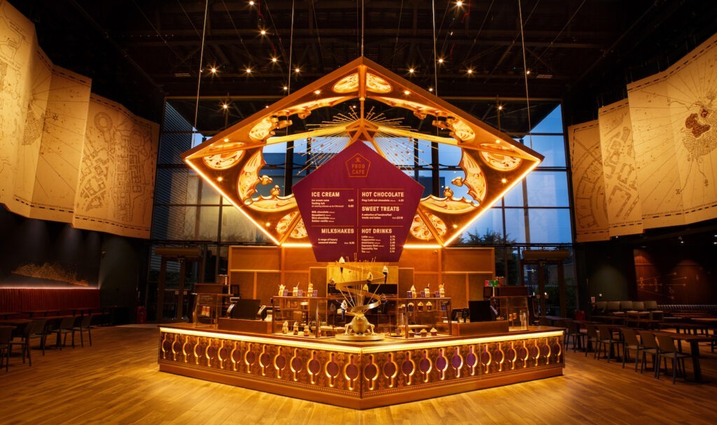 Interior del Chocolate Frog Café en el Warner Bros. Studio Tour London, cafetería inspirada en Harry Potter.