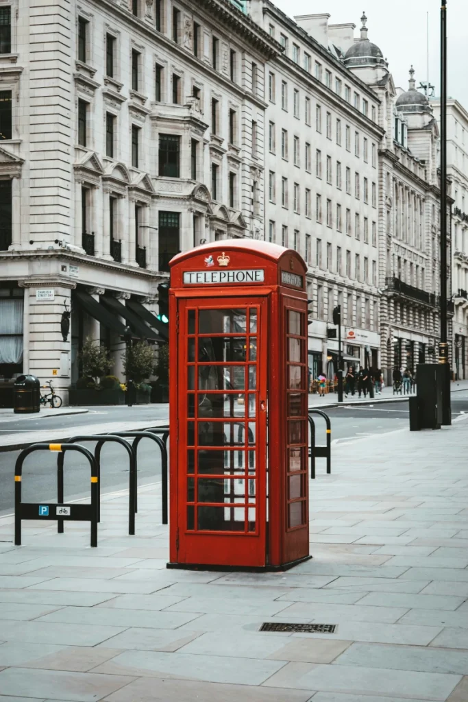 Cabina telefónica roja en una calle de Londres, guía de viaje en familia