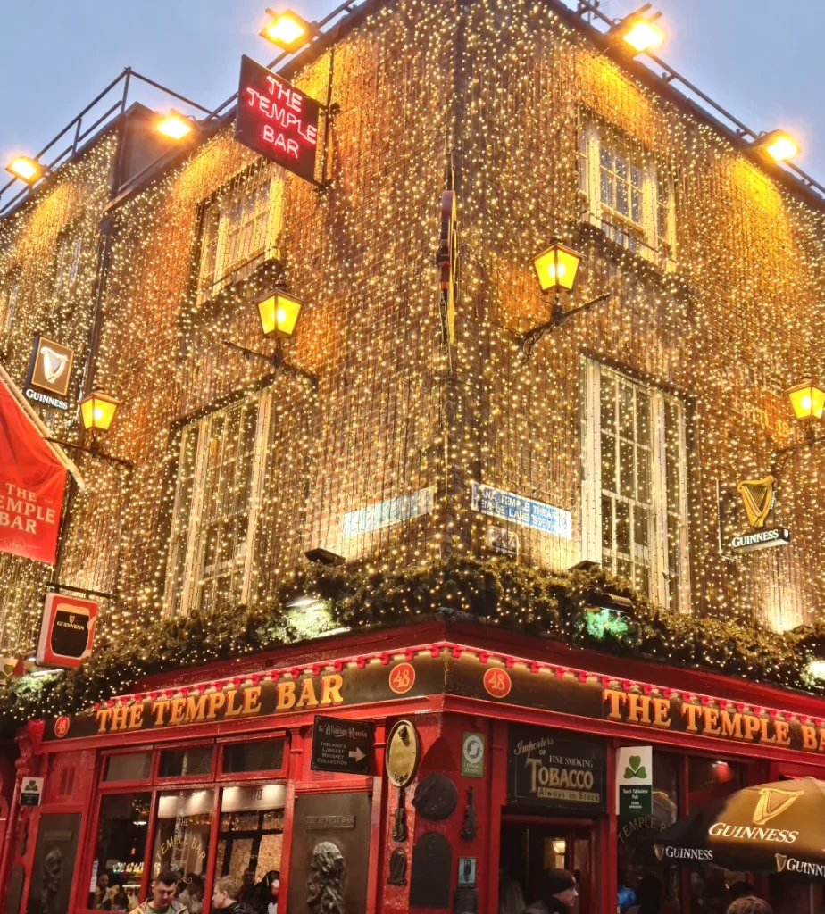 Fachada iluminada del Temple Bar en Dublín, guía de viaje en familia