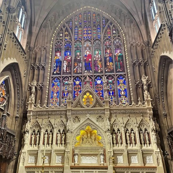 Interior de la Iglesia de la Trinidad con una gran vidriera y detalles arquitectónicos