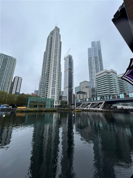 Vista panorámica de la Isla de los Perros en Londres con rascacielos y el río Támesis.