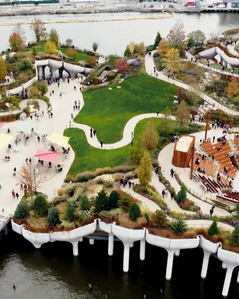 Imagen generada por IA de Little Island en Nueva York, mostrando el parque flotante desde arriba con sus caminos y vegetación.