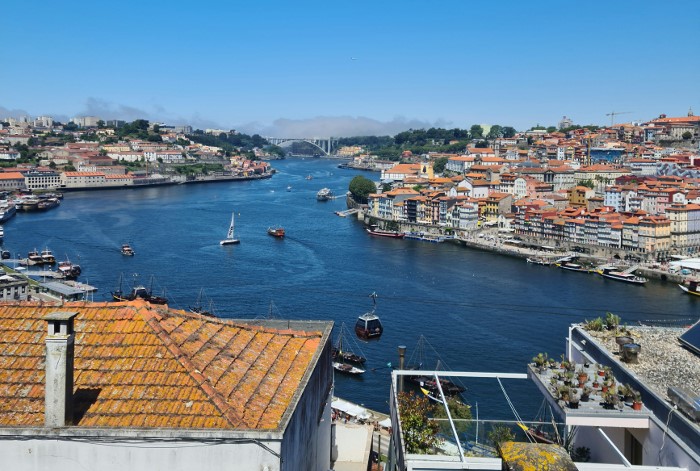 Panoramic view of the Douro River from Porto’s Luis I Bridge, with Porto on the right and Gaia on the left, showcasing what to see in Porto