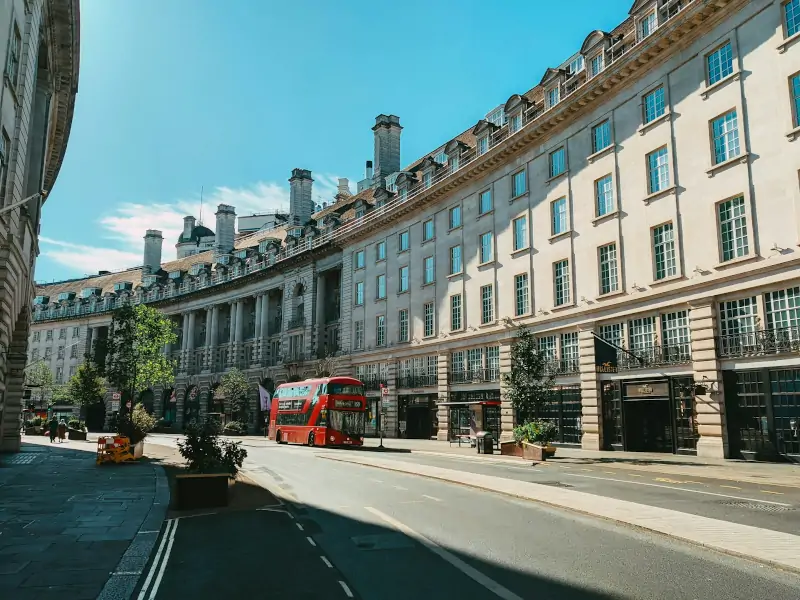 Autobús rojo de dos pisos en Regent Street con edificios históricos en Londres