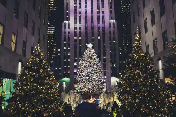 Árbol de Navidad iluminado en Rockefeller Center, Nueva York