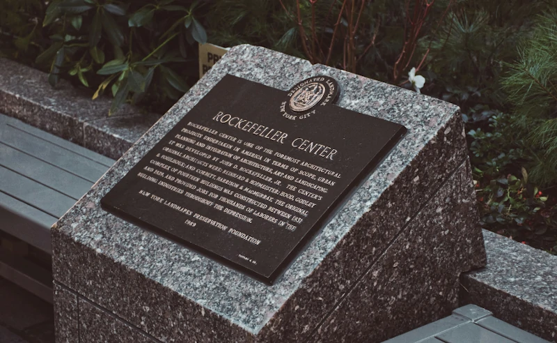 Cartel de la piedra del Rockefeller Center ubicado en la Quinta Avenida de Nueva York