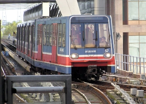 Tren DLR llegando a la estación Canary Wharf en Londres