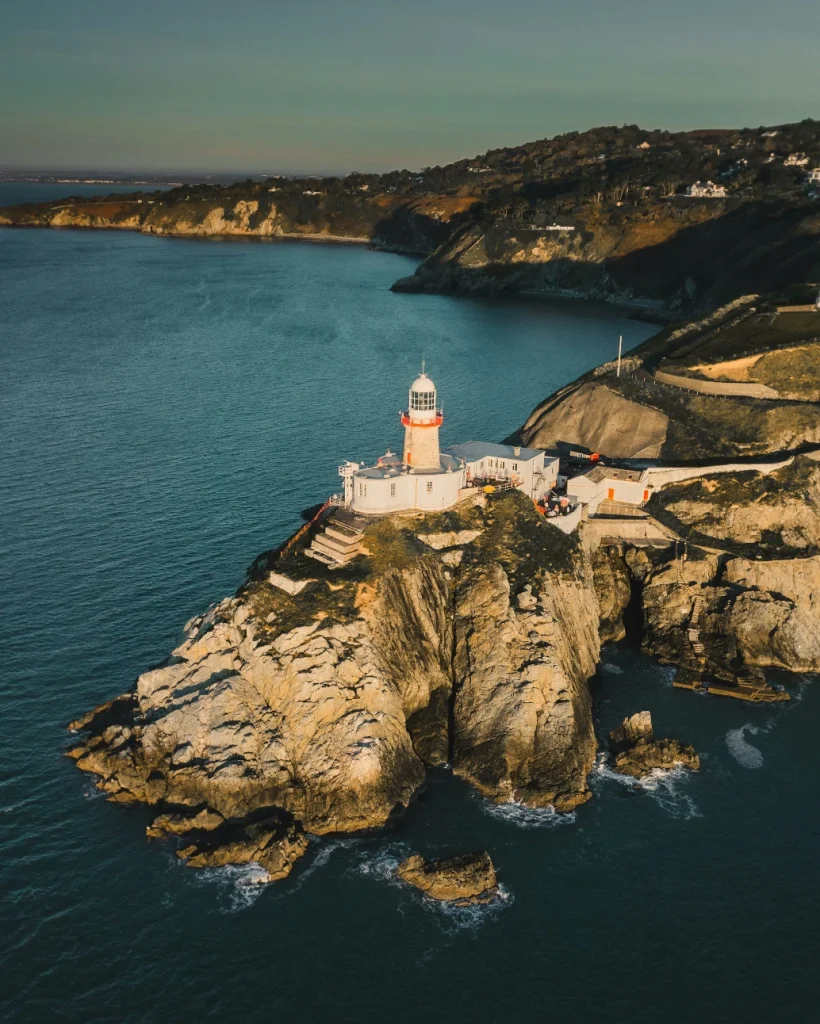 El faro Baily en Howth, una parada escénica en nuestra ruta por Dublín en familia.
