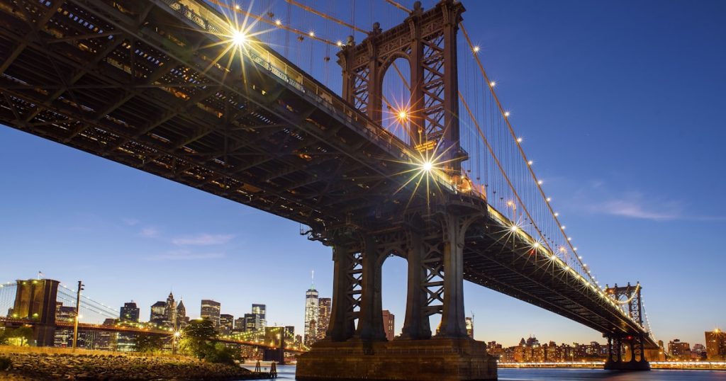 Puente de Brooklyn visto desde abajo, icono imprescindible de Brooklyn para familias con adolescentes
