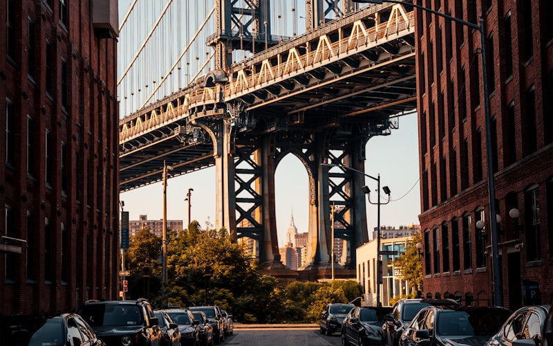 Manhattan Bridge enmarcado entre edificios desde las calles de DUMBO Brooklyn, el barrio más fotogénico de Brooklyn