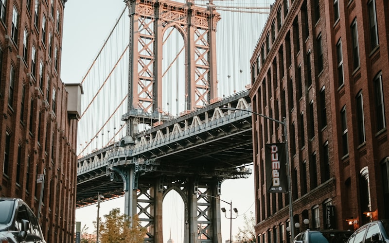 Vista del puente sobre una calle adoquinada de DUMBO Brooklyn, barrio imprescindible en visita familiar a Nueva York