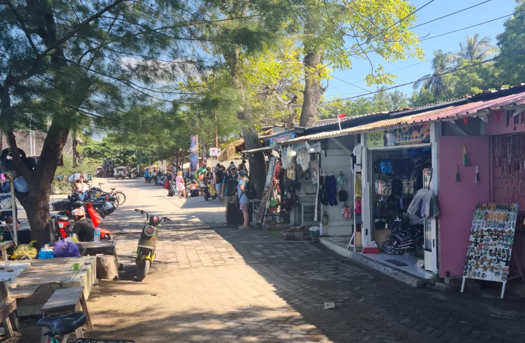 Tiendas en la calle principal de Gili Air sin coches