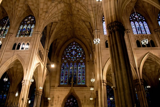 Interior de la Catedral de San Patricio, mostrando su arquitectura gótica y vitrales impresionantes.