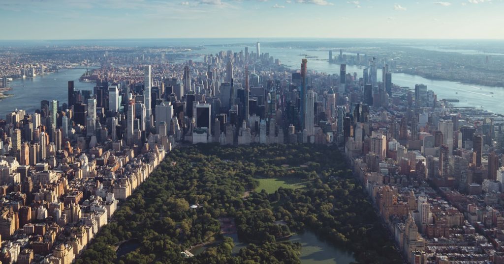Vista clásica de Central Park con el skyline de Manhattan al fondo, qué hacer en Central Park con adolescentes