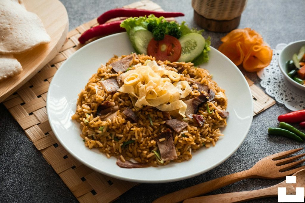Plato de nasi goreng con huevo y verduras