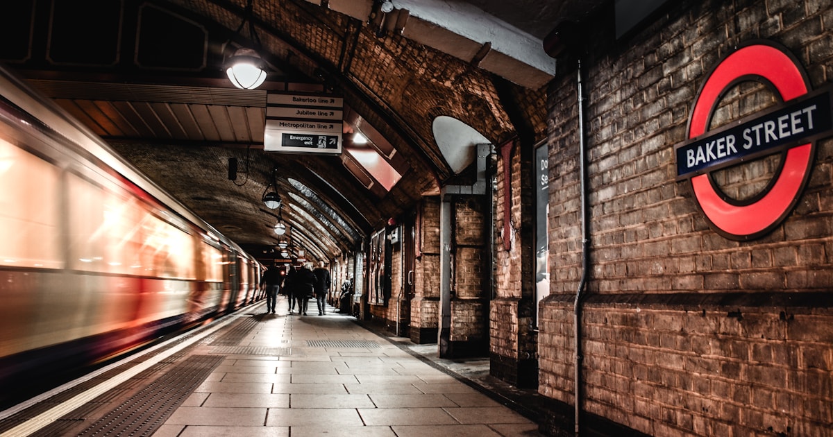 Andén de la estación Baker Street del metro de Londres con el Tube