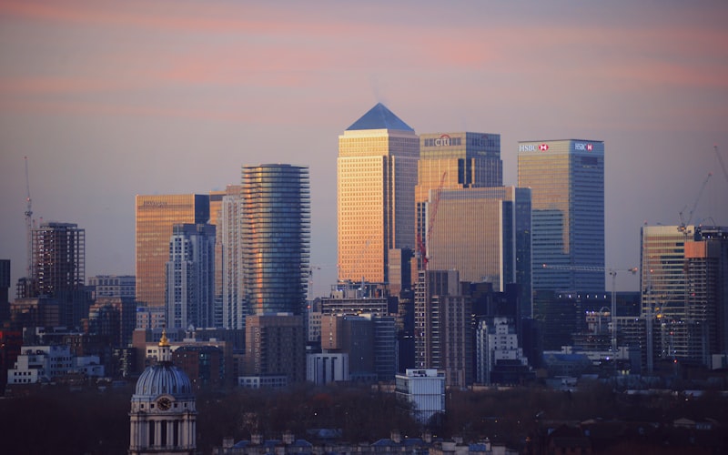 Skyline de Canary Wharf en Londres al atardecer, destino del DLR