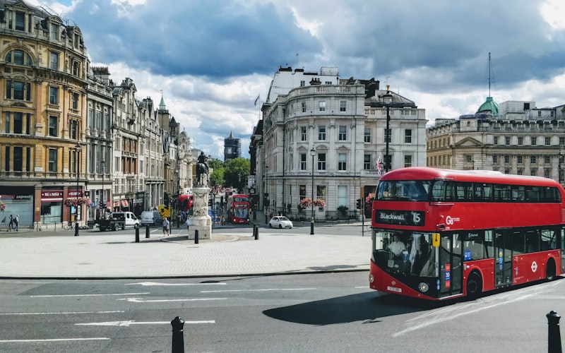 Autobús rojo de dos pisos circulando por el centro de Londres transporte público familias