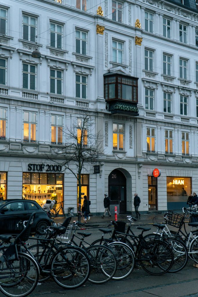 Hilera de bicicletas aparcadas frente a un edificio en Copenhague