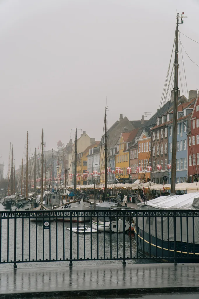Nyhavn, canal de Copenhague con fachadas de colores, destino familiar