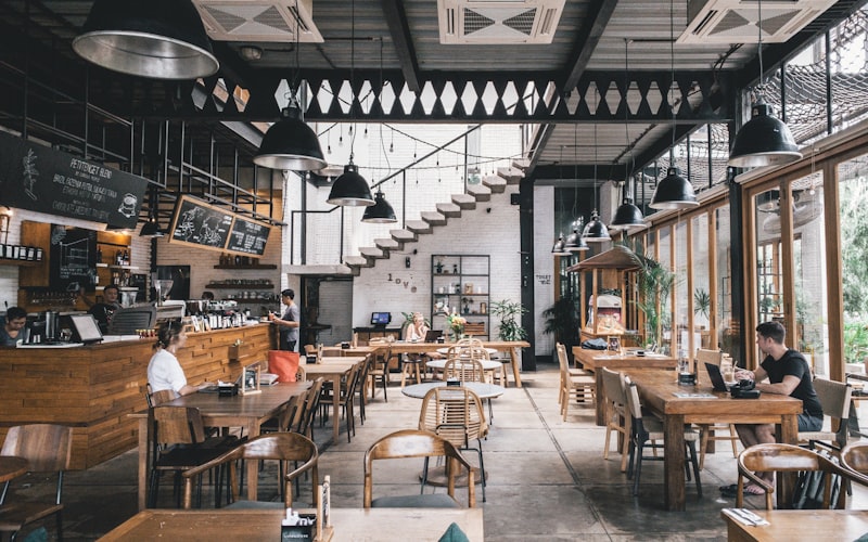 Adolescentes comiendo en restaurante de Londres — opciones para jóvenes viajeros