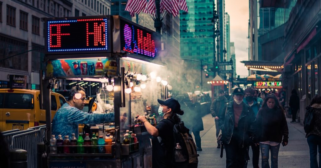 Calle de Nueva York llena de puestos de comida callejera, opciones para comer en Nueva York con niños y adolescentes