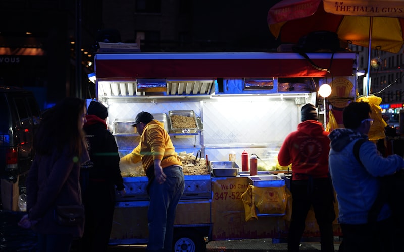 Puesto ambulante nocturno en Manhattan, ideal para comer en Nueva York con niños y adolescentes de forma barata