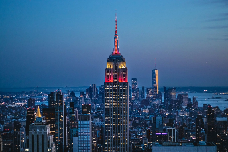 Empire State Building night view, red and yellow lights, Fifth Avenue