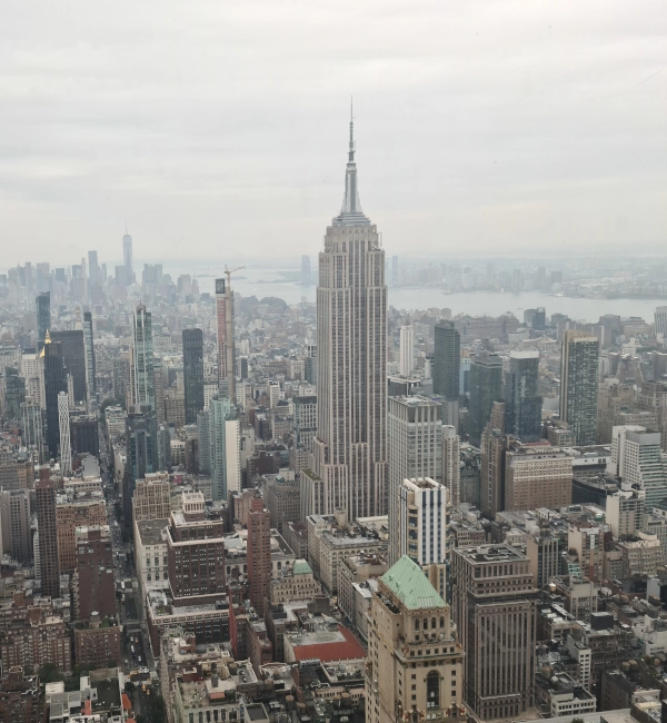 Vista panorámica del Empire State destacando en el horizonte de Nueva York
