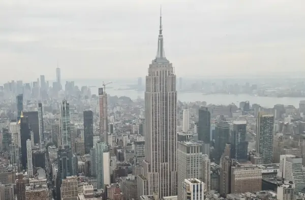 Vista panorámica del Empire State destacando en el horizonte de Nueva York