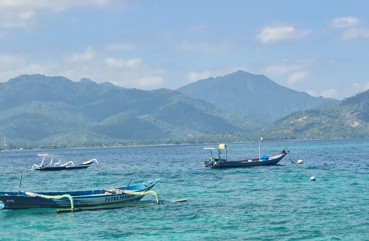 Barcos típicos de Indonesia llamados Bangkas
