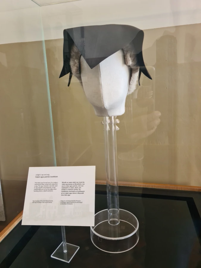 Gorra negra y peluca usadas por los jueces en la cárcel de Kilmainham, Dublín