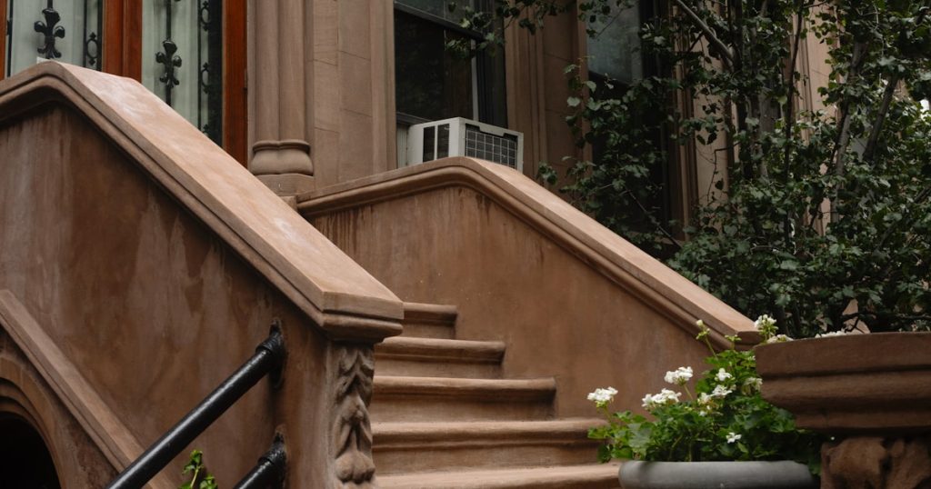 Escaleras de brownstone en Harlem Nueva York, las icónicas casas de piedra rojiza del barrio que hay que ver con adolescentes
