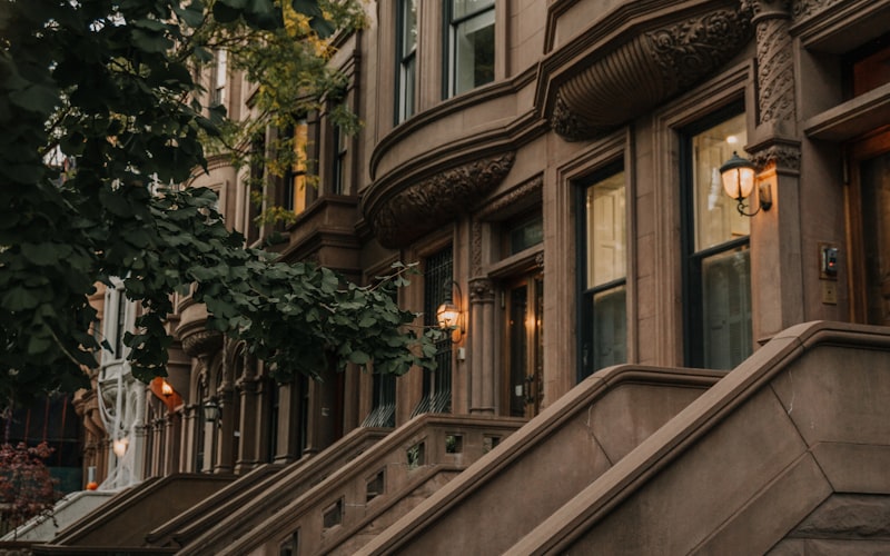 Calle residencial de Harlem con árboles y edificios de brownstone, el ambiente del barrio que hay que descubrir con familia