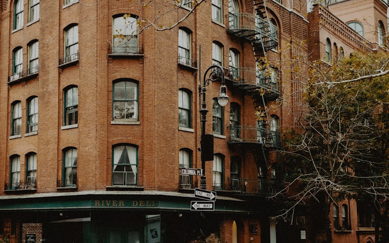 Edificio de ladrillo en calle de Harlem Nueva York, arquitectura característica del barrio para familias con adolescentes