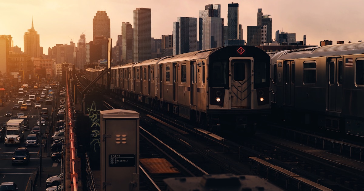 Tren elevado del metro de Nueva York circulando entre edificios, guía de metro para familias