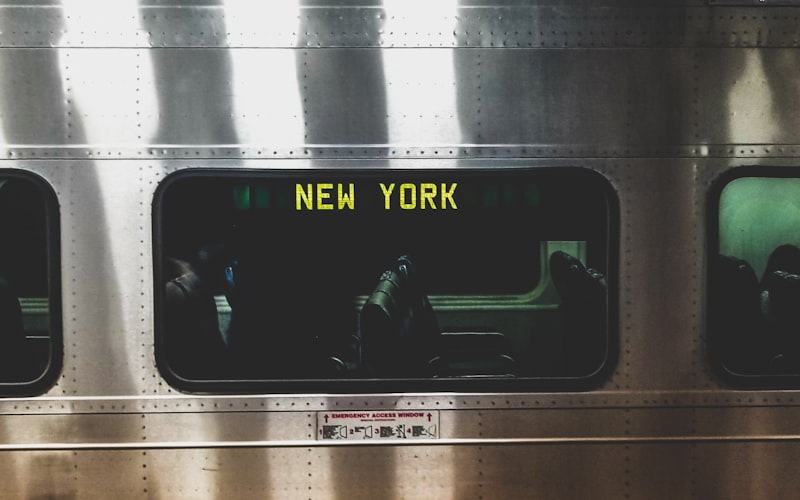 Interior de un vagón del metro de Nueva York con pasajeros, así es viajar en subway con familia