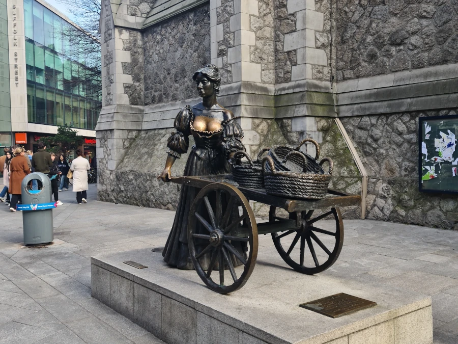Molly Malone statue on Grafton Street, Dublin