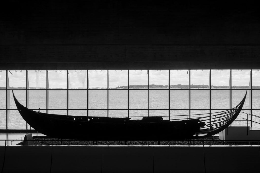 Silueta de un barco vikingo en el agua del fiordo de Roskilde