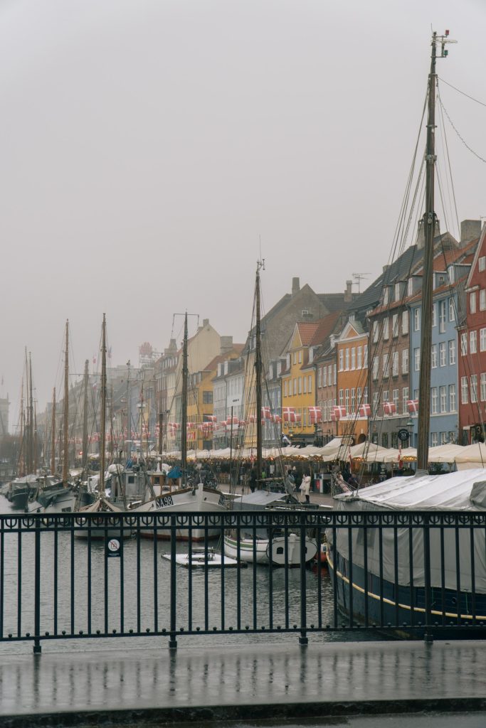 Vista del canal de Nyhavn con fachadas de colores y veleros amarrados en Copenhague