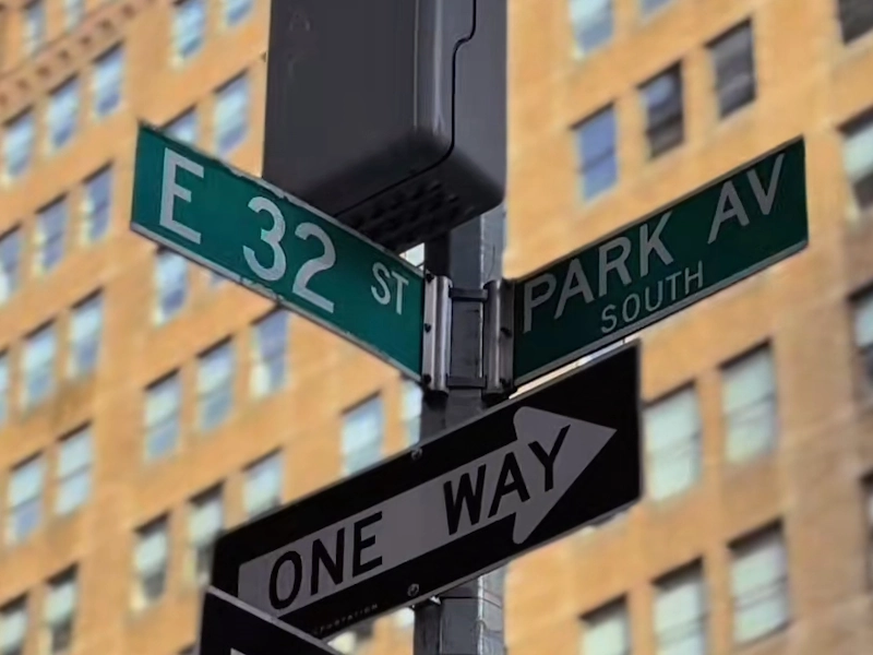 Park Avenue street sign in New York City with iconic Manhattan architecture.