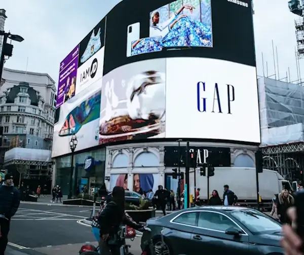 Pantallas publicitarias en Piccadilly Circus, Londres, con tráfico y peatones