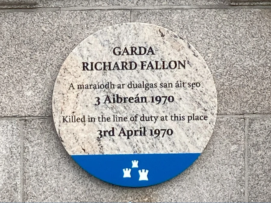 Placa conmemorativa del Garda Richard Fallon en la ribera norte del río Liffey, Dublín