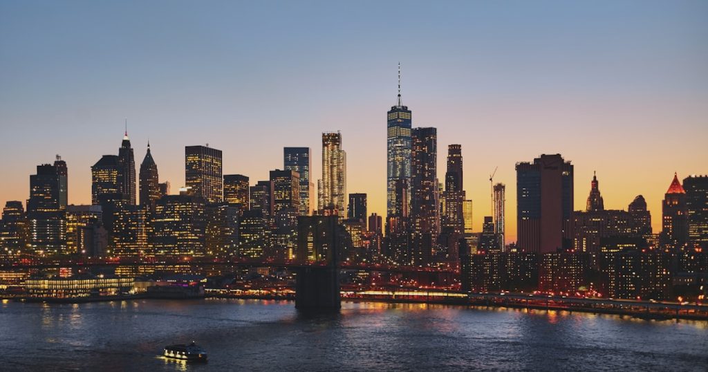 Panorámica del puente de Brooklyn con el skyline de Manhattan al fondo, perfecta imagen para planificar un viaje a Nueva York en familia