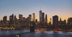 Panorámica del puente de Brooklyn con el skyline de Manhattan al fondo, perfecta imagen para planificar un viaje a Nueva York en familia