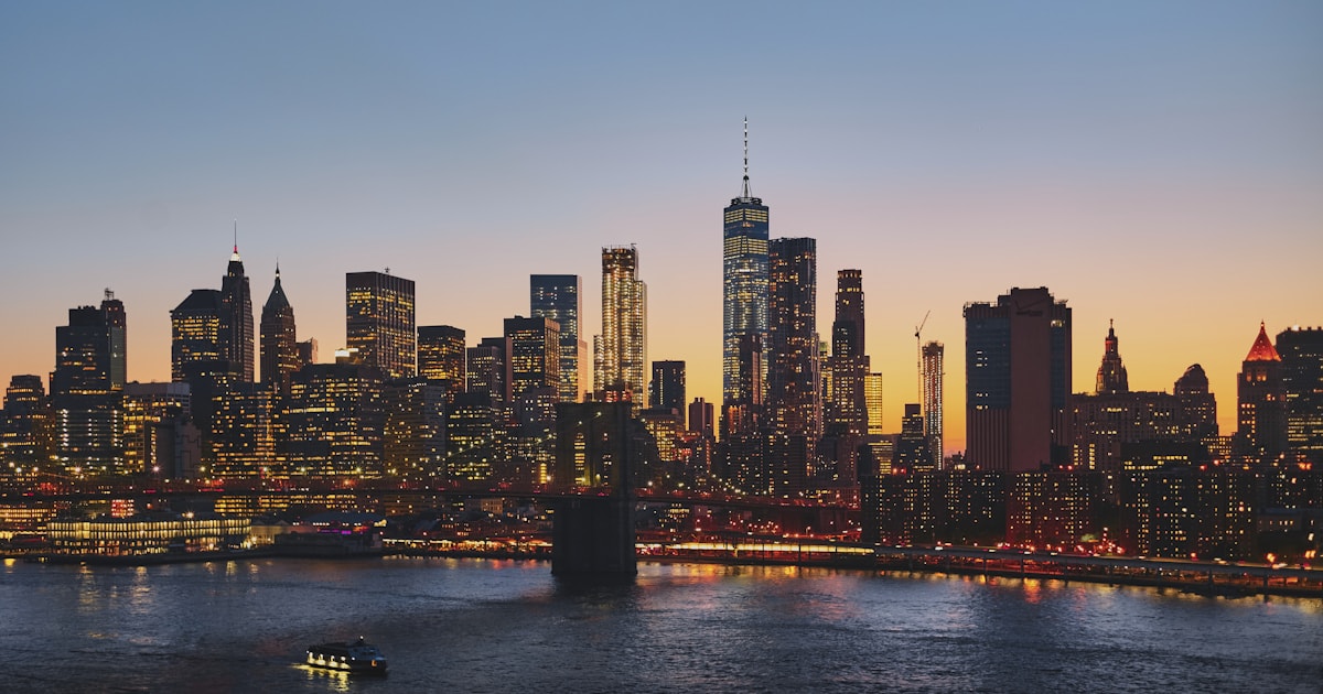 Panorámica del puente de Brooklyn con el skyline de Manhattan al fondo, perfecta imagen para planificar un viaje a Nueva York en familia